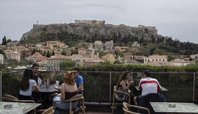 Άρση μέτρων: Τι αλλάζει στη ζωή μας από Παρασκευή – Ωράριο κυκλοφορίας, SMS, λιανεμπόριο