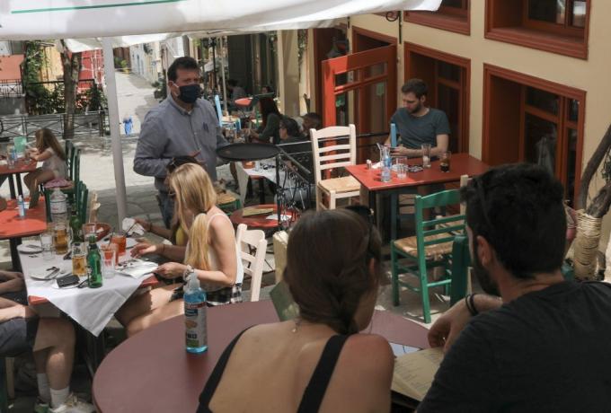 Μετάθεση ωραρίου για την εστίαση-Πότε «κόβεται» το SMS για μετακίνηση