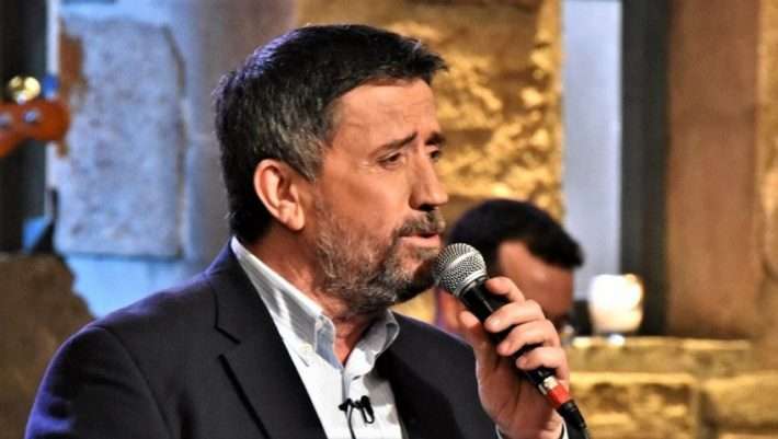 Εκδίκηση Σπύρου Παπαδόπουλου – “Χτυπάει” τον Σκάι – Χαμός με τους καλεσμένους στο “Στην υγειά μας”