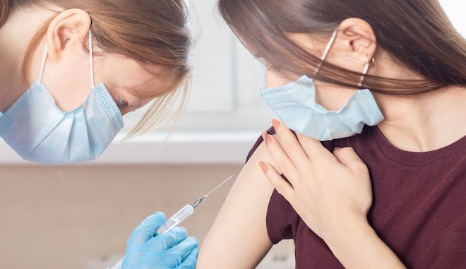 Εμβολιασμός εφήβων: Πότε αναμένεται η έγκριση τις Επιτροπής για τους 15 – 17 ετών