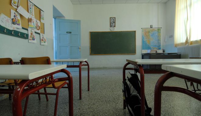 Σε αργία ο δάσκαλος που έστελνε σε μαθήτριες σεξουαλικά μηνύματα