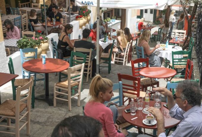 Συνεδριάζουν σήμερα οι λοιμωξιολόγοι: Επιστρέφει η μουσική στην εστίαση – Αλλάζει το βραδινό ωράριο