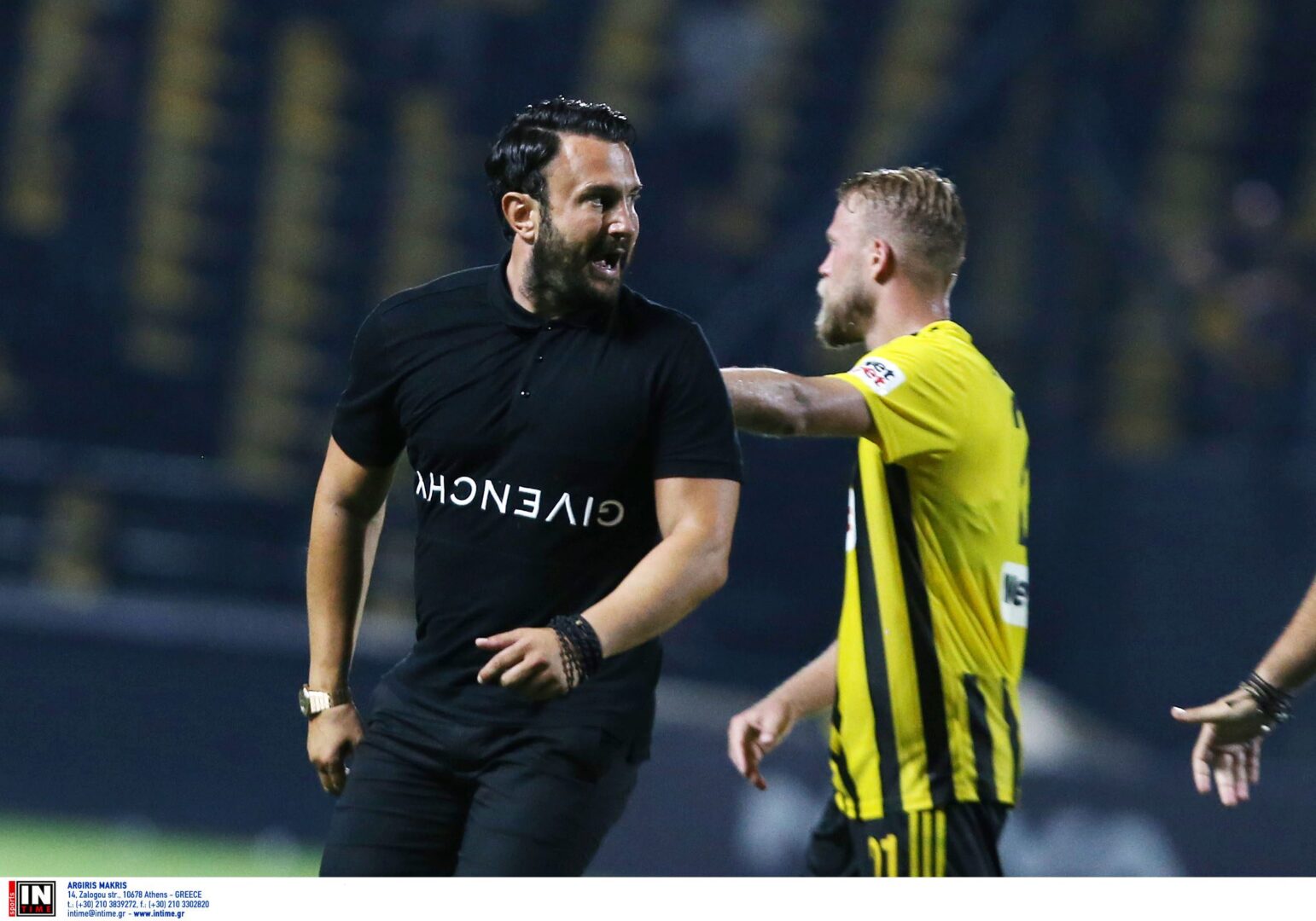 Απίστευτο σκηνικό: Ο Καρυπίδης μπούκαρε στο γήπεδο με φραστικές επιθέσεις προς τον διαιτητή (vid)