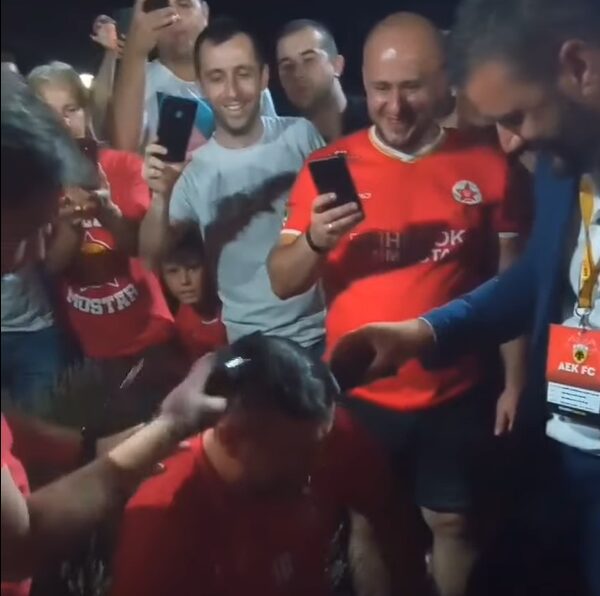 Ξύρισε το κεφάλι του ο προπονητής της Βελέζ μετά την πρόκριση (vid)