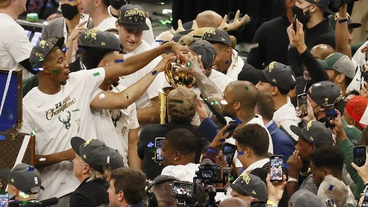 NBA: Πρωταθλητές οι Μπακς με διαστημικό Αντετοκούνμπο