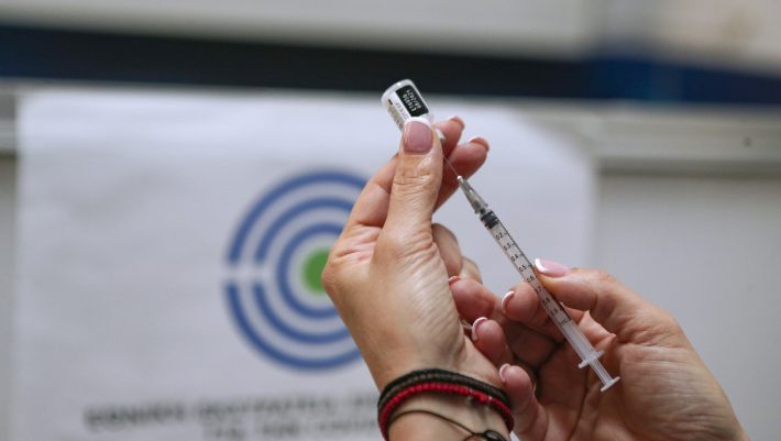 Τελειώνει το ψέμα: Γι’ αυτό αυξάνονται ραγδαία οι νοσηλείες των πλήρως εμβολιασμένων