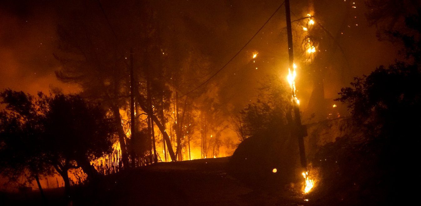 Μαίνεται η πυρκαγιά στην Βόρεια Εύβοια – 15 χωριά εκκενωμένα από τη φωτιά