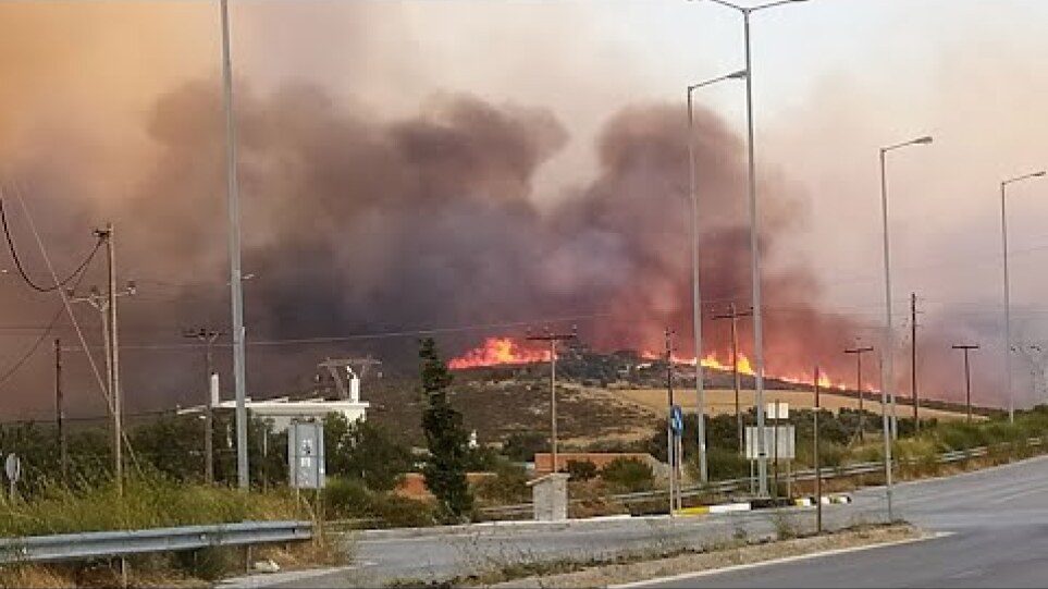 Φωτιά στην Κάρυστο: Αναζωπύρωση στο Μαρμάρι, στον οικισμό Φυγιά