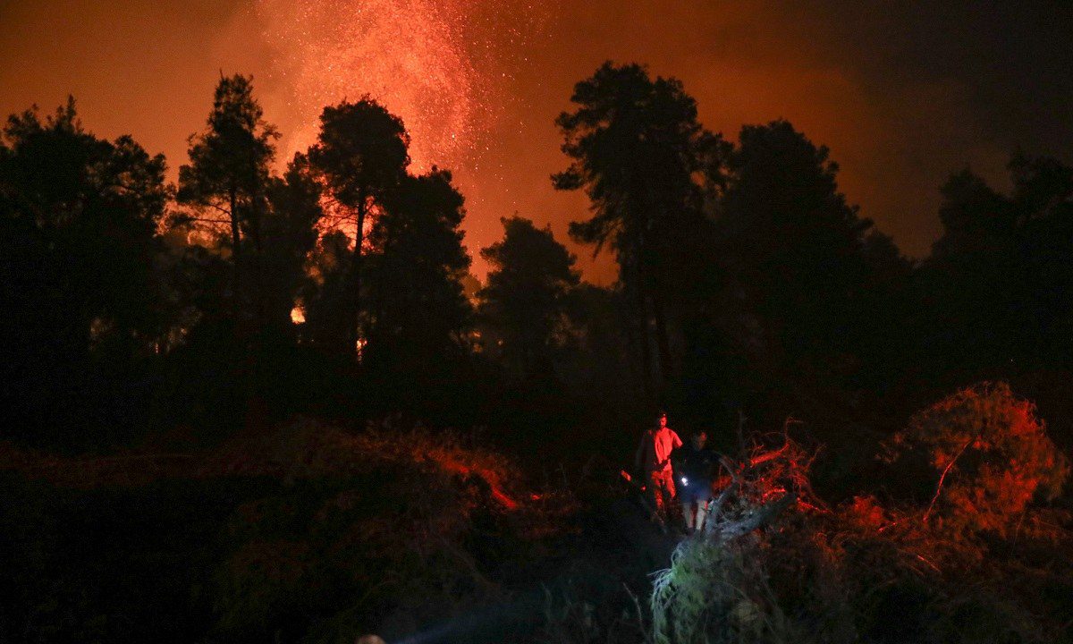 Φωτιά: Σε ύφεση το μέτωπο στα Σπάτα – Ζημιές σε σπίτια και 51 απεγκλωβισμοί