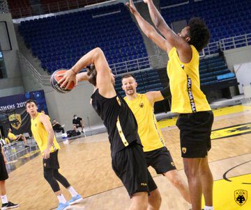 Προπόνηση και φεύγει για Πάτρα η ΑΕΚ