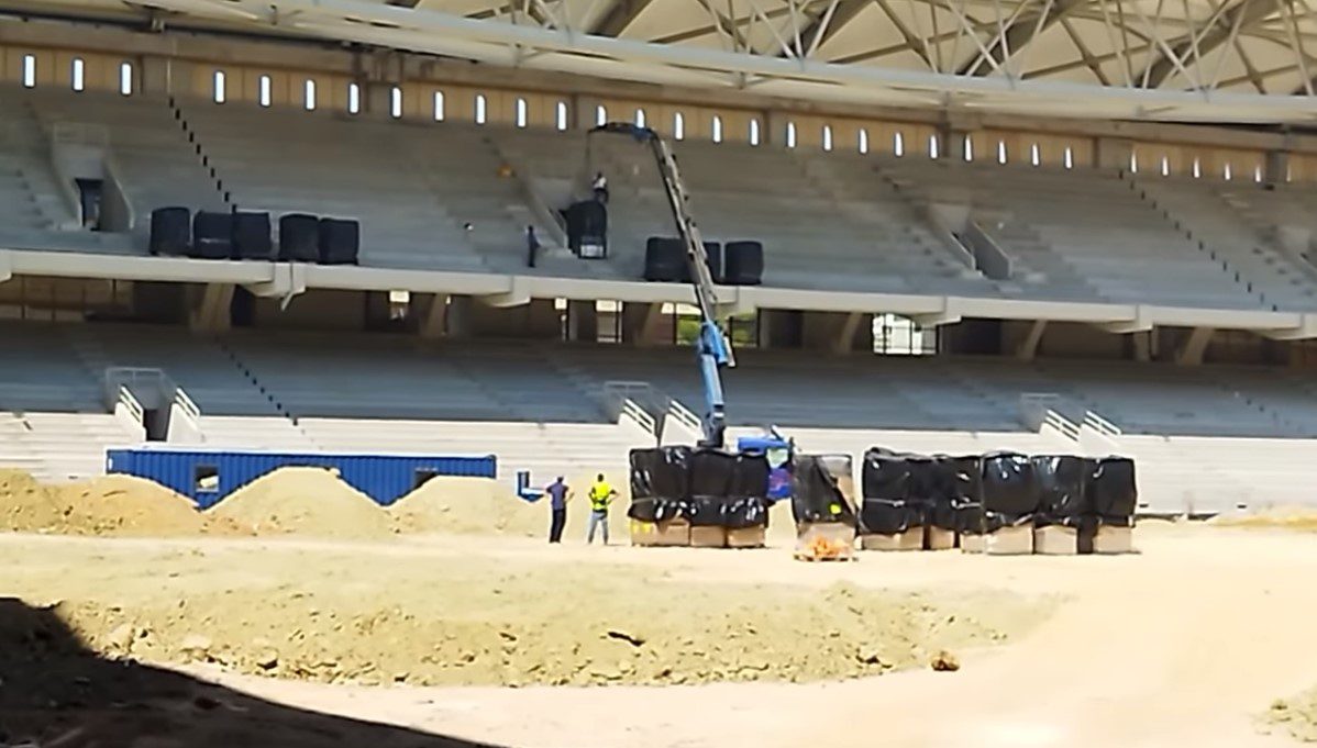 Έφτασαν τα πρώτα καθίσματα στο Παλάτι! (vid)