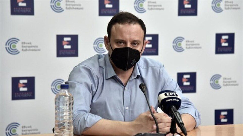 Μαγιορκίνης: “Εξετάζεται τρίτη δόση στον γενικό πληθυσμό σε έξαρση της πανδημίας”
