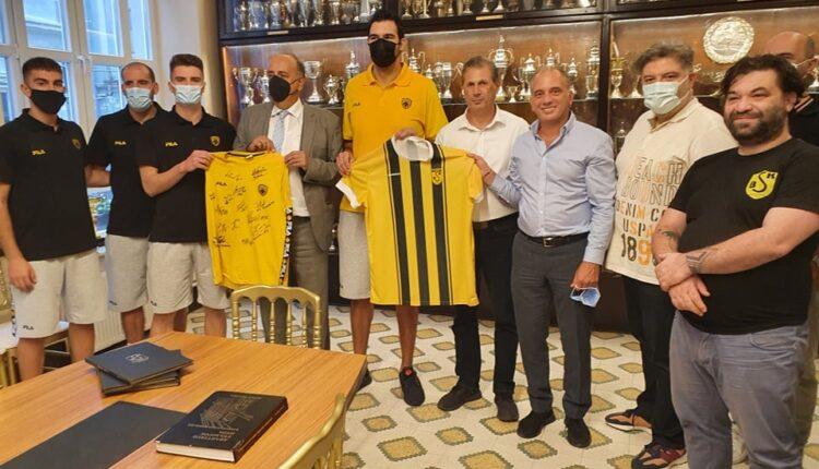 Επίσκεψη στα γραφεία του Α.Σ. Πέρα για την Βασίλισσα