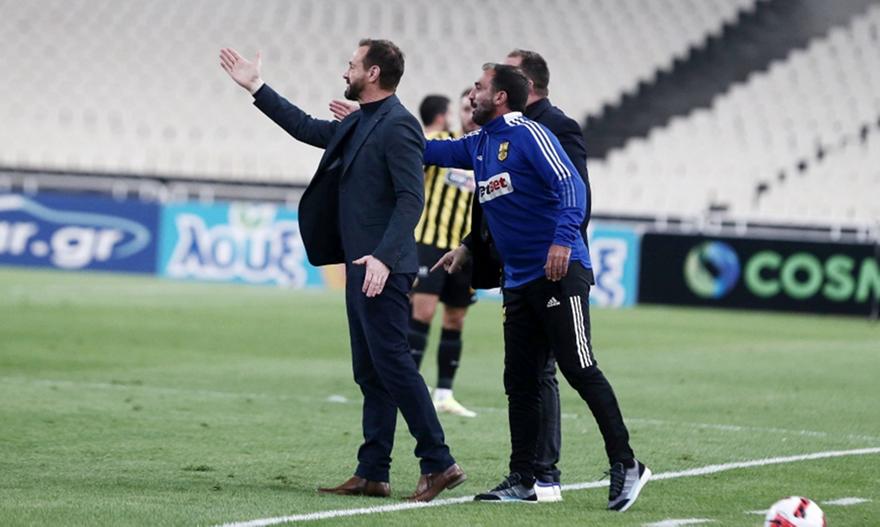 AEK: «Λεκτική ένταση στο ημίχρονο – επιτέθηκε φραστικά στον Καραντώνη ο Μάντζιος»
