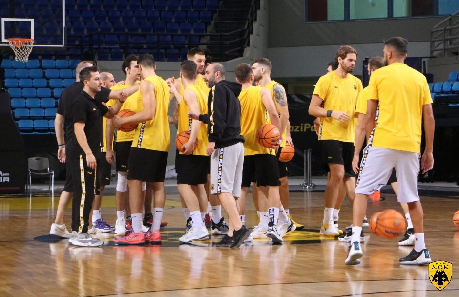 Οπαδός της ΑΕΚ αγόρασε και χαρίζει τρία διαρκείας σε φοιτητές Νομικής!