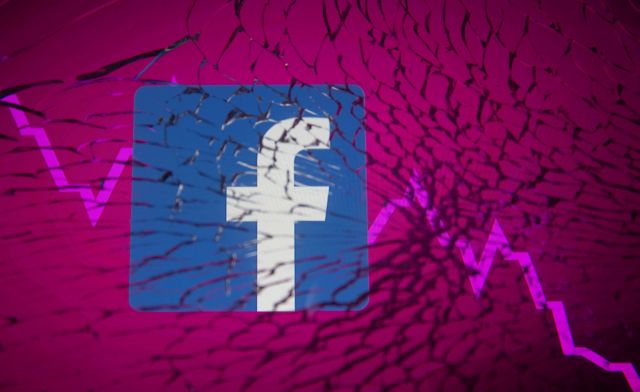 Facebook: “Η πτώση δεν οφείλεται σε χακάρισμα”