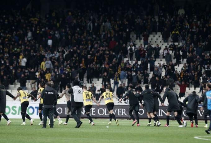 Τα «όλε όλε» των παικτών με τον κόσμο