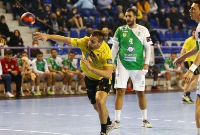 Σοκ: Άνανδρη επίθεση 100 οπαδών της Σπόρτινγκ σε 15 φίλους της ΑΕΚ! (pic)