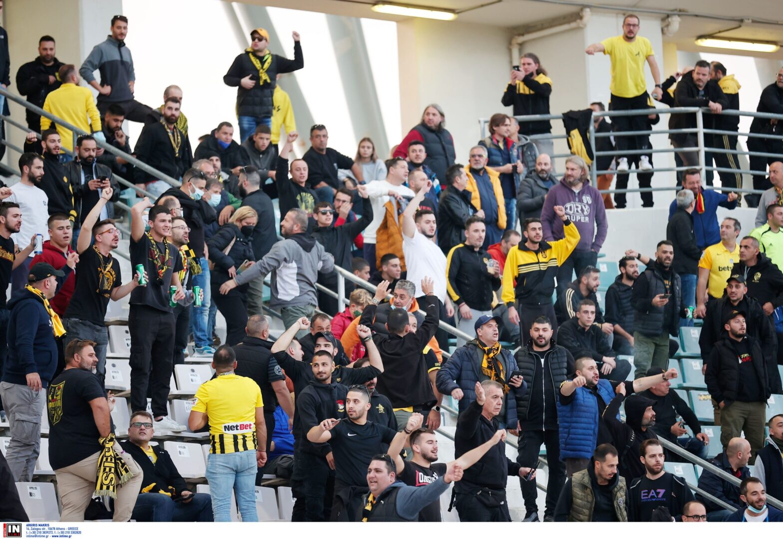 Εισβολή οπαδών του Άρη στα επίσημα του Πανθεσσαλικού – Διακόπηκε το ματς!