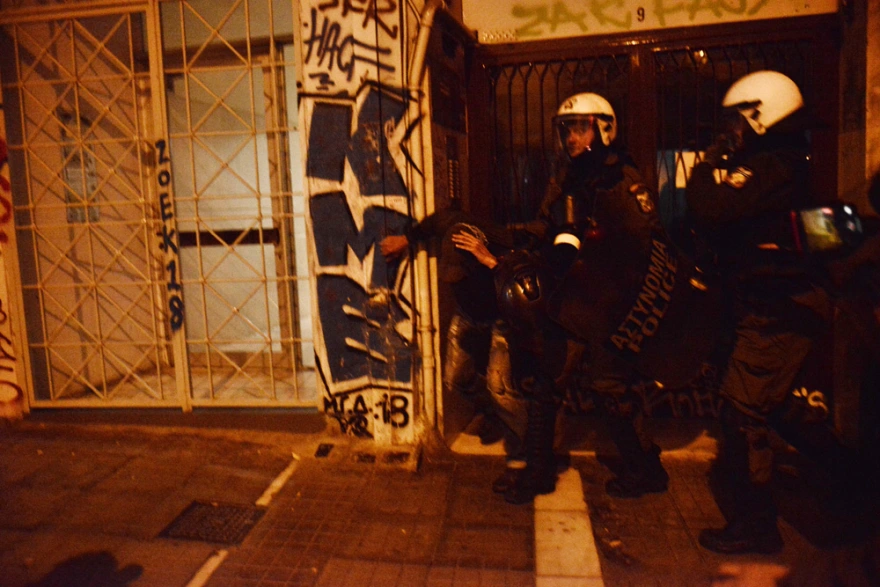 Πολυτεχνείο: Ένταση, πετροπόλεμος και προσαγωγές από αστυνομικούς στα Εξάρχεια