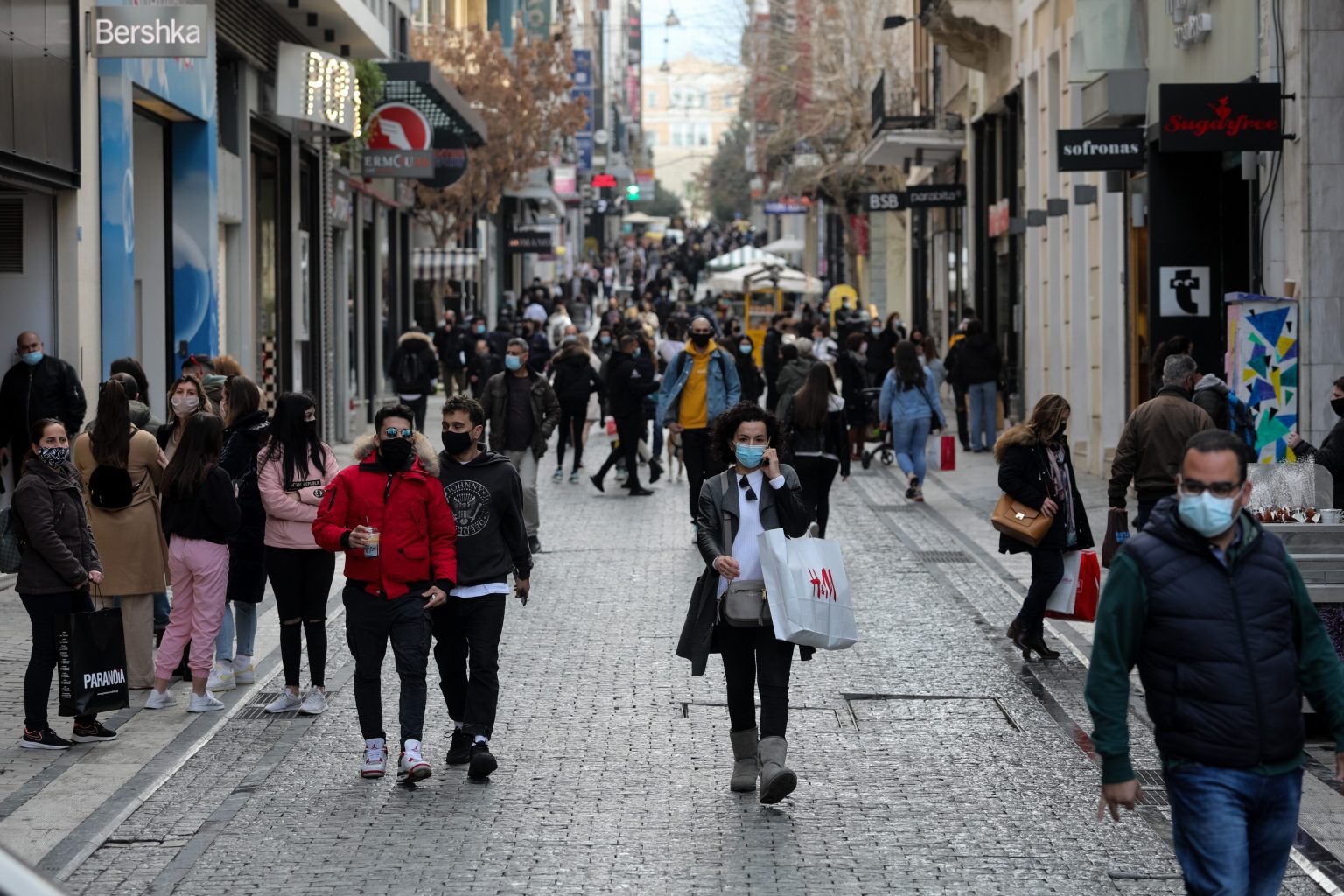 Ώρα δύσκολων αποφάσεων: Τα 4 δραστικά μέτρα της κυβέρνησης ενόψει Χριστουγέννων
