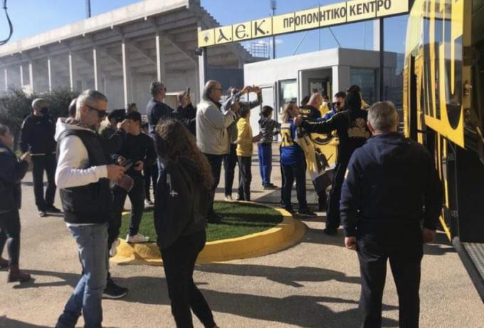 Τρέλα από τον κόσμο: Αποθέωση για τους παίκτες στα Σπάτα πριν το ντέρμπι! (ΦΩΤΟ)