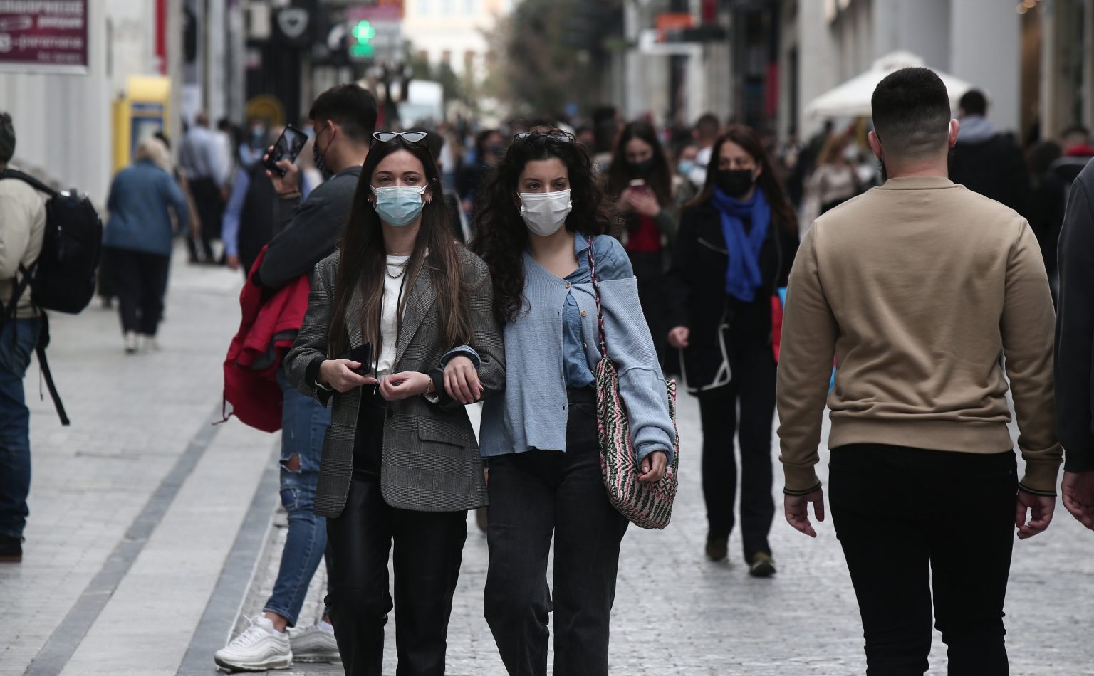 Σκληρό ροκ μετά το διάγγελμα: Τα 2 νέα μέτρα και για εμβολιασμένους που ζητάει η επιτροπή μετά τη ραγδαία αύξηση των διασωληνωμένων