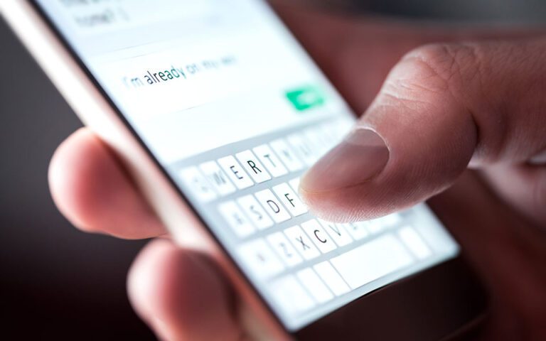 Δραστικά μέτρα: Αυτά είναι τα 4 SMS που θα δουν στα κινητά τους αύριο οι ανεμβολίαστοι