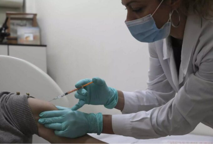 Δραματική πρόβλεψη Καπραβέλου: «Μέχρι τα Χριστούγεννα θα έχουμε εκατόμβη νεκρών»