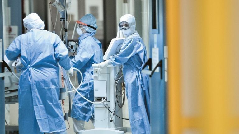 3841 κρούσματα, 96 θάνατοι, 709 διασωληνωμένοι