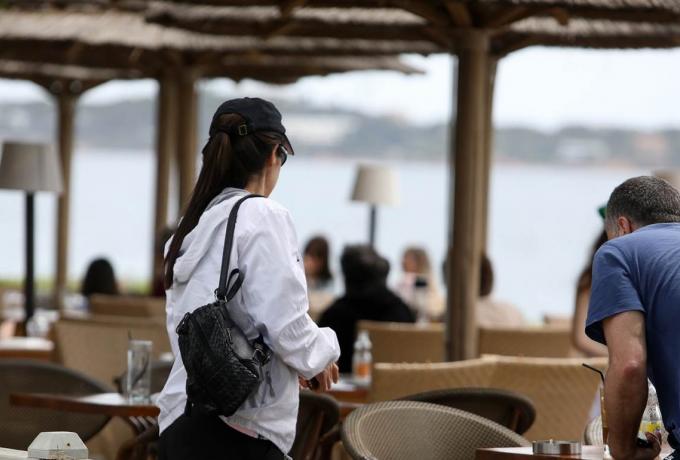 Εντός της ημέρας ανακοινώσεις για μέτρα στήριξης σε εργαζόμενους κι επιχειρήσεις