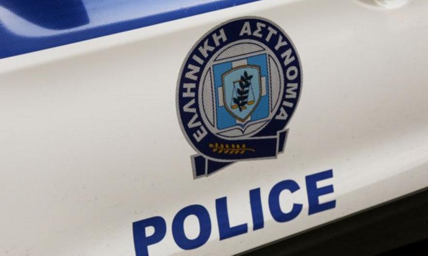 Συνελήφθη γνωστός τράπερ που πόζαρε με όπλα της αστυνομίας!