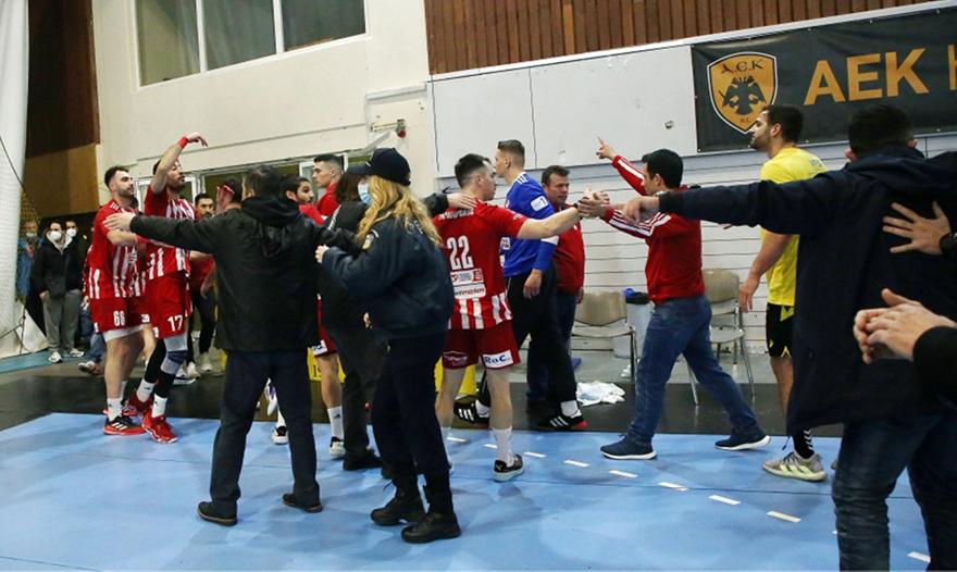 Ένταση μετά το ΑΕΚ-Ολυμπιακός, πιάστηκαν στα χέρια οι δύο ομάδες!