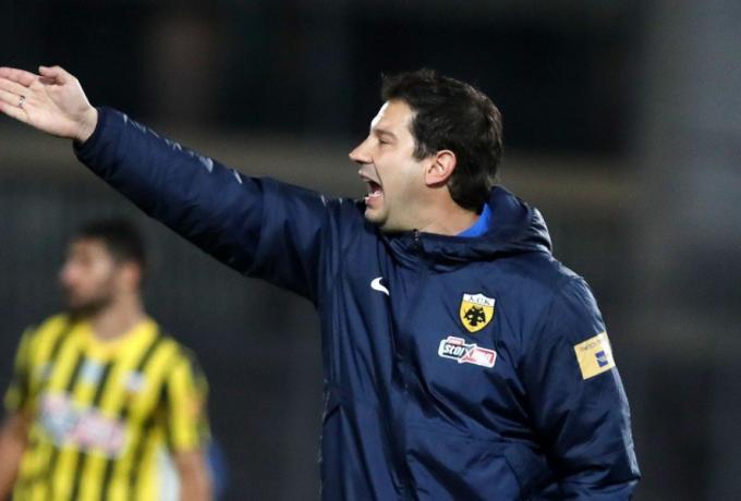 Σε… αναμμένα κάρβουνα στην AEK για το ντέρμπι: Τι έλεγαν παίκτες και Γιαννίκης