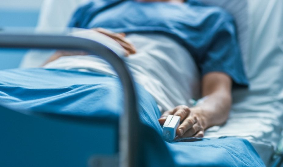 Συγκλονίζει νοσηλεύτρια: Μου ζήτησε να πω τραγούδι στη γυναίκα του λίγο πριν «φύγουν» και οι δύο