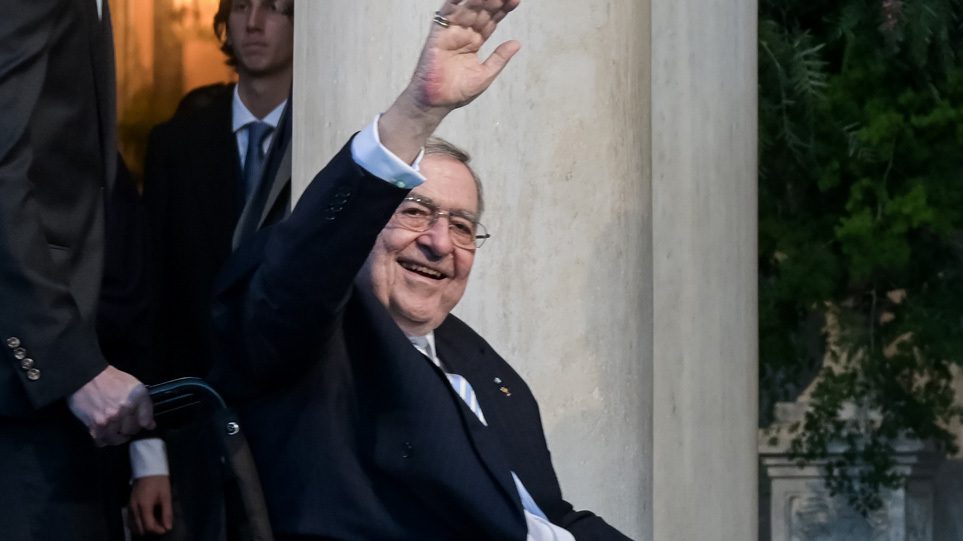 Στο νοσοκομείο με κορονοϊο ο τέως βασιλιάς Κωνσταντίνος