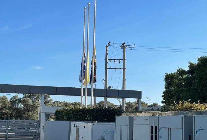 Μεσίστιες οι σημαίες στα Σπάτα για τον Στέλιο Σεραφείδη