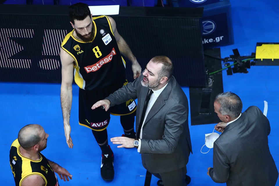 Δέδας: «Τυχεροί που εντοπίσαμε το πρόβλημα του Ανγκόλα – Αν έρθει παίκτης, θα είναι ο Λάνγκφορντ»