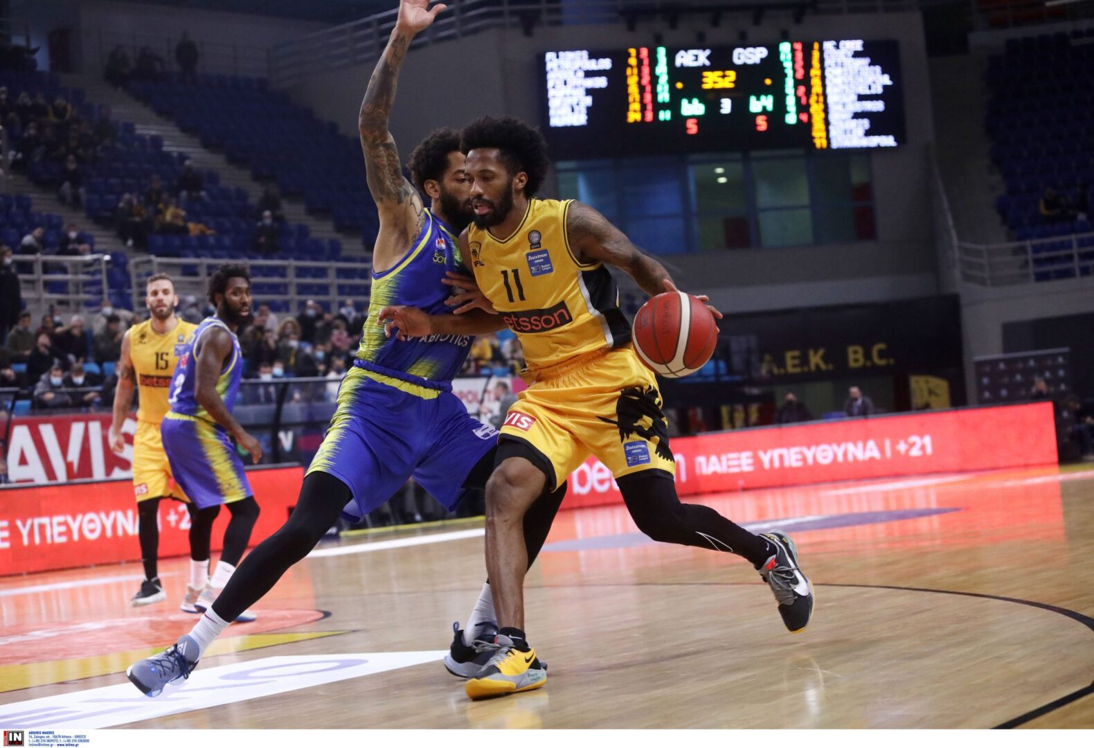 ΑΕΚ – ΠΑΟΚ: Χειροκροτήθηκε ο Ανγκόλα πριν το τζάμπολ