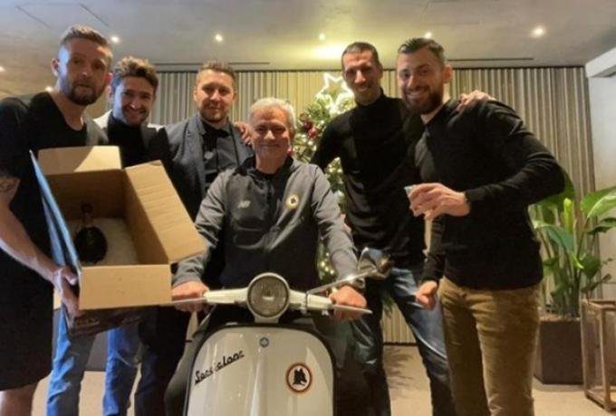 Μοίρασε τρόφιμα σε άπορους ο Μουρίνιο