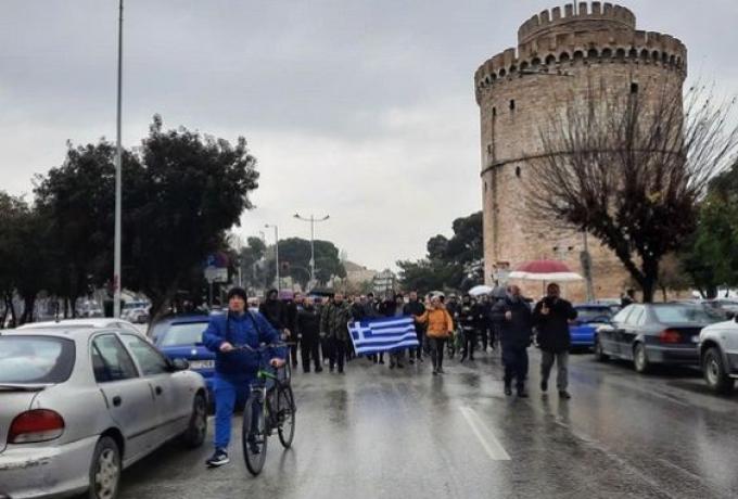 Θεσσαλονίκη: Πορεία αντιεμβολιαστών με συνθήματα υπέρ του Τζόκοβιτς (vid)