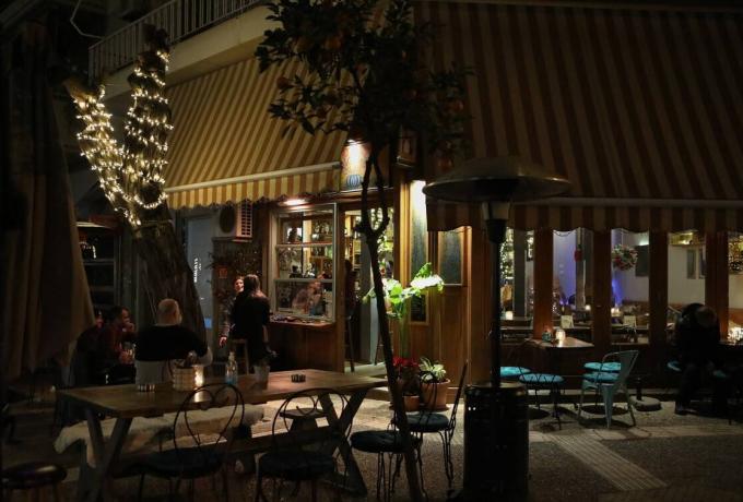 Άρση μέτρων: Οι σκέψεις για τις αλλαγές σε εστίαση και διασκέδαση