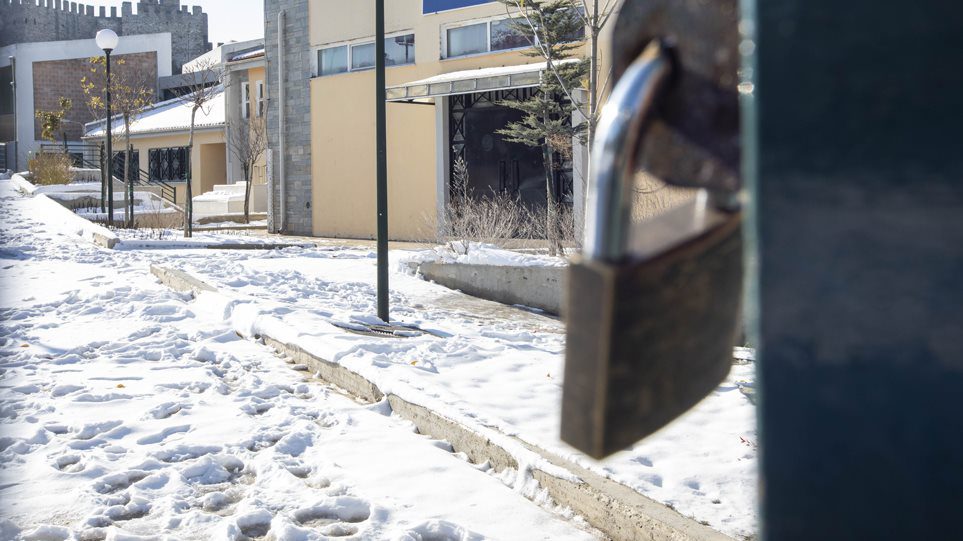 Σχολεία: Κλειστά την Τρίτη, πιθανόν και την Τετάρτη λόγω της κακοκαιρίας – Τι θα γίνει με τη Δευτέρα
