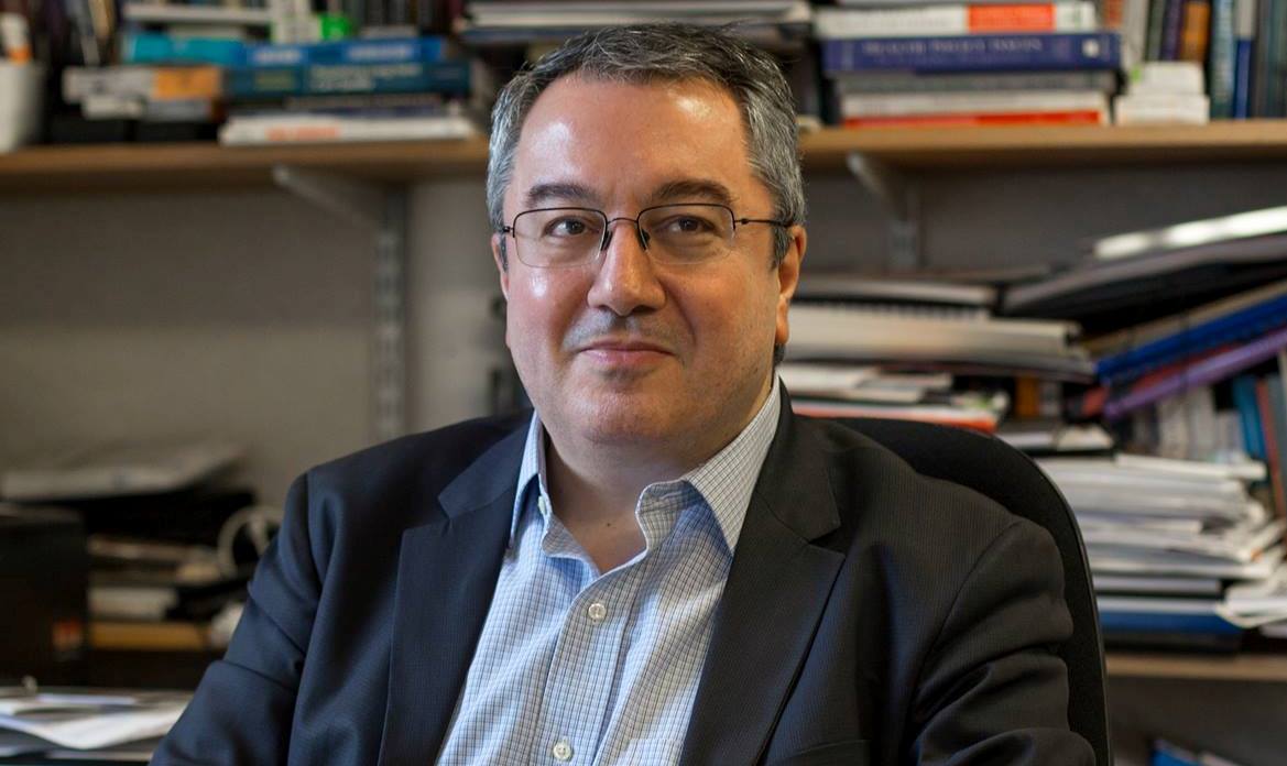 Ηλίας Μόσιαλος για μετάλλαξη Όμικρον: «Έχουμε καλά νέα»