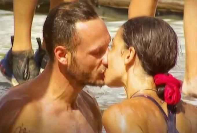 Survivor: Καυτά φιλιά για Μυριέλλα Κουρεντή και Γιώργο Κατσαούνη (vid)