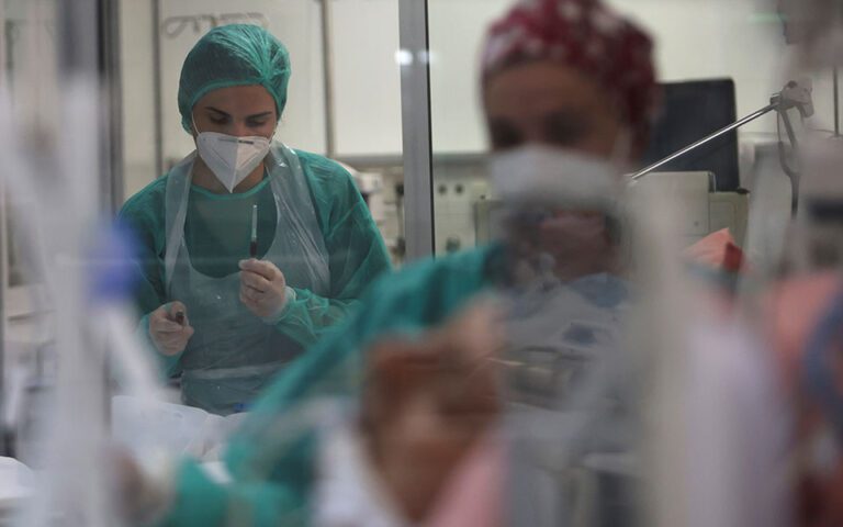Κορονοϊός: Υψηλοί και σήμερα οι αριθμοί – 18.592 μολύνσεις, 66 νέοι θάνατοι και 642 διασωληνωμένοι