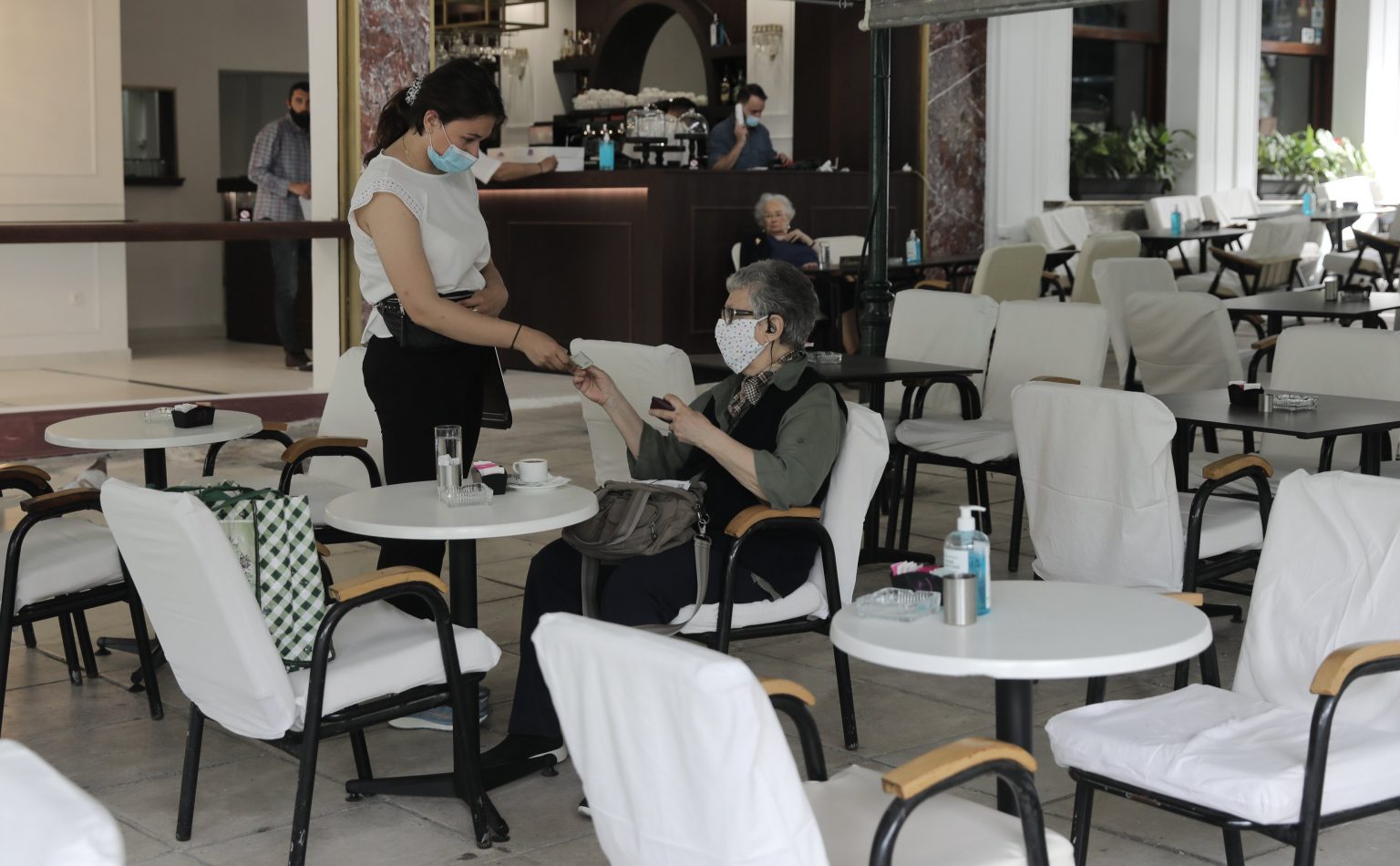 Σκληρή καραντίνα: Αυτά είναι τα νέα μέτρα για τους ανεμβολίαστους μετά την έκρηξη κρουσμάτων
