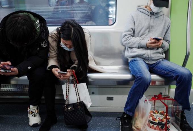 Η απάντηση στο «θα μολυνθούμε όλοι»: Σε πόση ώρα κολλάς Όμικρον αν είσαι δίπλα σε κρούσμα με μάσκα ΚΝ95