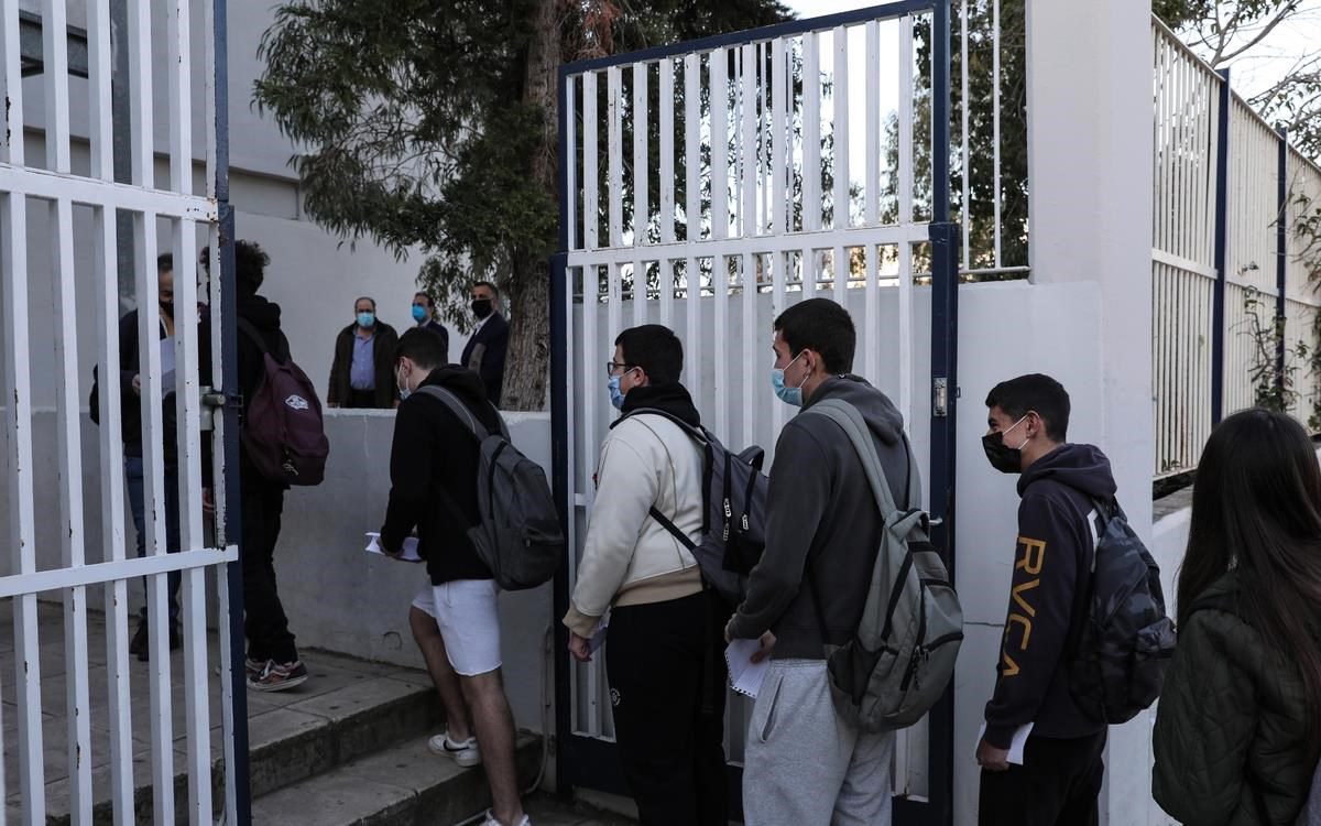 Τεστ για ανεμβολίαστους εκπαιδευτικούς, 5ήμερη καραντίνα για τα κρούσματα – Πώς θα ανοίξουν τα σχολεία τη Δευτέρα (vid)