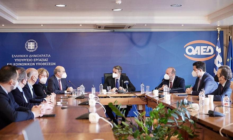Ο Μητσοτάκης αποκάλυψε πότε και πού «κόλλησε» το πρώτο του ένσημο
